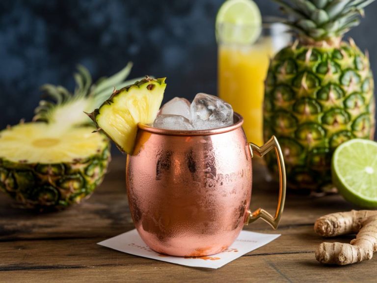 Pineapple mule with ginger beer: a tropical spice fusion